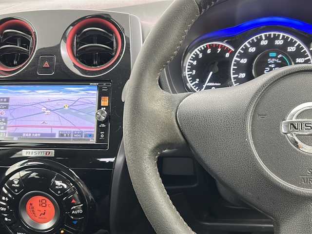 日産 ノート ニスモ 宮城県 2015(平27)年 8.9万km ダークメタルグレー 純正7インチナビ/・CD・DVD・Bluetooth・SD・AUX/フルセグTV/バックカメラ/革巻きステアリング/プッシュスタート/スマートキー/アイドリングストップ/HIDヘッドライト/フォグライト/純正フロアマット/純正１６インチAW/ドアバイザー/横滑り防止装置