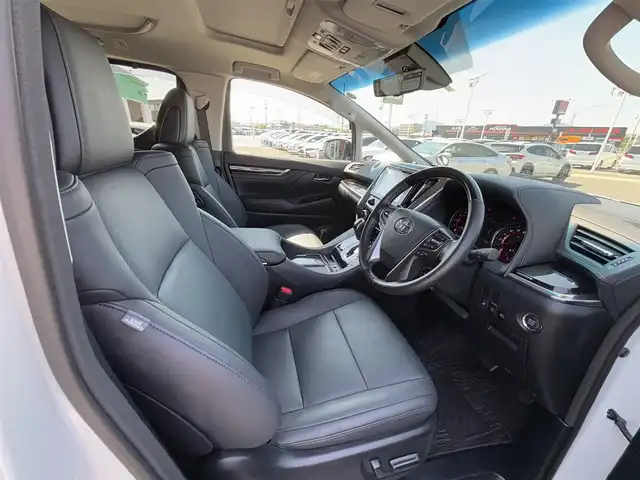 トヨタ アルファード S Cパッケージ 徳島県 2022(令4)年 1.6万km ホワイトパールクリスタルシャイン ツインムーンルーフ/純正9インチメーカーオプションナビ/　フルセグ(キャンセラー 有)/BT/  /AppleCarPlay/AndroidAuto/バックカメラ/デジタルインナーミラー/ブラインドスポットモニター/シーケンシャルウィンカー/衝突被害軽減ブレーキ/アダプティブクルーズコントロール/レーンキープアシスト/両側パワースライドドア/黒革レザーシート/全席パワーシート/シートヒーター/エアシート/ステアリングヒーター/三眼LEDヘッドライト/オートライト/オートマチックハイビーム/フォグランプ/電子パーキング/オートホールド/ETC2.0/前後ドライブレコーダー/純正18インチアルミホイール/純正フロアマット/スマートキー２本