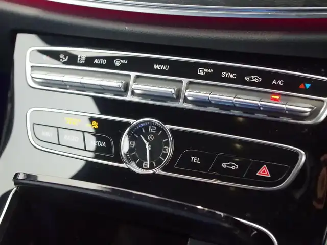 メルセデス・ベンツ Ｍ・ベンツ Ｅ２２０ｄ SWアバンギャルド AMGライン 岐阜県 2019(令1)年 6.4万km 黒 レーダーセーフティパッケージ/アクティブディスタンスアシスト・ディストロニック/アクティブステアリングアシスト/アクティブブレーキアシスト（歩行者/飛び出し検知機能付き）/アクティブブラインドスポットアシスト/アクティブレーンキーピングアシスト/アテンションアシスト/道路標識アシスト/Burmesterサラウンドサウンドシステム/ルーフレール/シートヒーター前後列/メモリー付きパワーシート前列/車外カメラ（前・横・後）/360度カメラシステム/純正ナビ/フルセグTV/Bluetooth/USB/SD/AM/FM/パヒュームアトマイザー/本革巻きステアリング/ドライブレコーダー