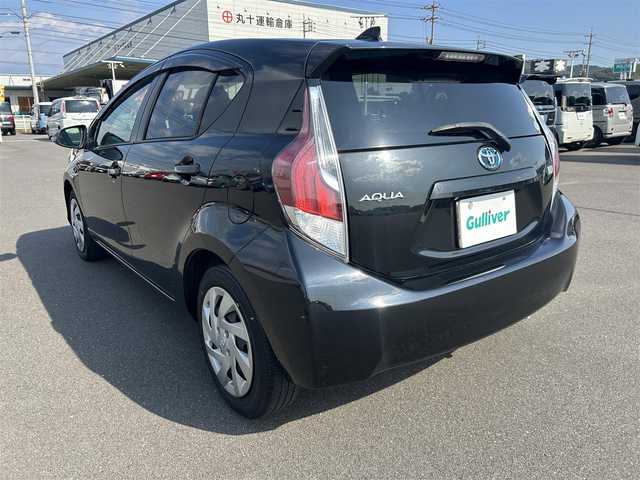 トヨタ アクア G 岡山県 2015(平27)年 8.7万km ブラックマイカ 登録時走行距離86617km/純正ナビ/フルセグTV(AM/FM/CD/DVD/Bluetooth)/バックカメラ/ビルトインETC/クルーズコントロール/横滑り防止装置/D/N席シートヒーター/プッシュスタート/スマートキー/純正フロアマット/電動格納ミラー