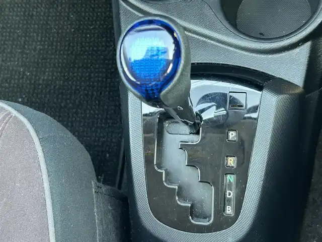 トヨタ アクア G 岡山県 2015(平27)年 8.7万km ブラックマイカ 登録時走行距離86617km/純正ナビ/フルセグTV(AM/FM/CD/DVD/Bluetooth)/バックカメラ/ビルトインETC/クルーズコントロール/横滑り防止装置/D/N席シートヒーター/プッシュスタート/スマートキー/純正フロアマット/電動格納ミラー