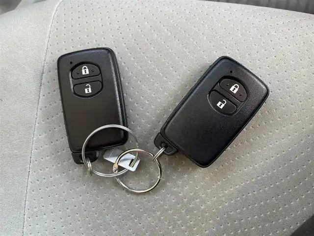 トヨタ プリウス S ツーリングセレクション 栃木県 2011(平23)年 10.2万km ホワイトパールクリスタルシャイン (株)IDOMが運営する【じしゃロン宇都宮店】の自社ローン専用車両になります。こちらは現金またはオートローンご利用時の価格です。自社ローンご希望の方は別途その旨お申付け下さい/社外ナビ/バックカメラ/フルセグ/ＥＴＣ/モデリスタエアロ/ＬＥＤヘッドライト/スマートキー/スペアキー/オートライト/純正アルミホイール/アイドリングストップ