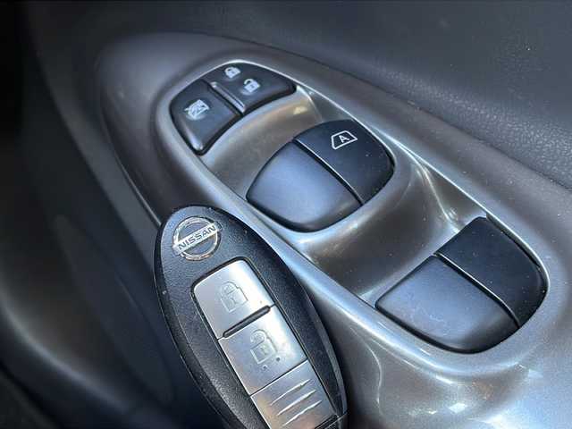 日産 ジューク 16GT FOUR 青森県 2011(平23)年 11.5万km サファイアブラック 4WD・ターボ/ビルトインETC/ストラットタワーバー/HIDヘッドライト/オートライト/フォグランプ/純正17インチアルミホイール/プッシュスタート/インテリキー/ドアバイザー/純正フロアマット