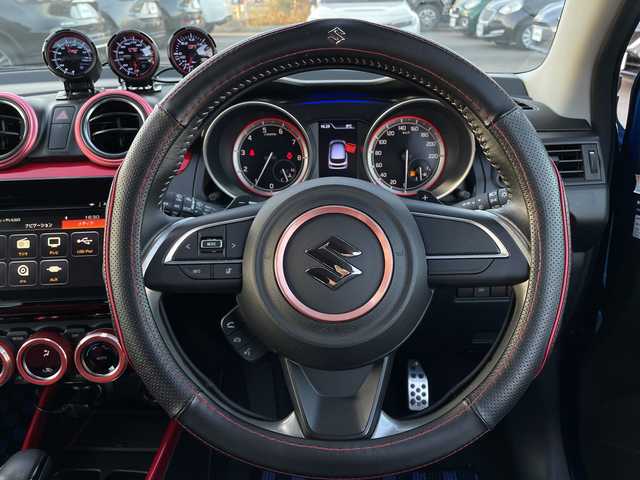 スズキ スイフト 山口県 2017(平29)年 4.5万km スピーディーブルーM 純正ナビ（フルセグTV、AM/FM、Bluetooth）/全方位カメ/ブリッジ車高調/社外マフラー/オートゲージ３連メーター/前後ミラー型ドラレコ/LEDオートライト/赤革シートカバー/運転席シートヒーター/純正１７インチアルミホイール/スペアキー２本/横滑り防止装置