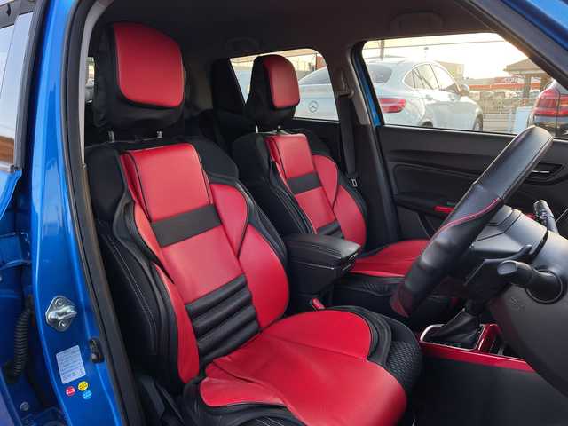 スズキ スイフト 山口県 2017(平29)年 4.5万km スピーディーブルーM 純正ナビ（フルセグTV、AM/FM、Bluetooth）/全方位カメ/ブリッジ車高調/社外マフラー/オートゲージ３連メーター/前後ミラー型ドラレコ/LEDオートライト/赤革シートカバー/運転席シートヒーター/純正１７インチアルミホイール/スペアキー２本/横滑り防止装置