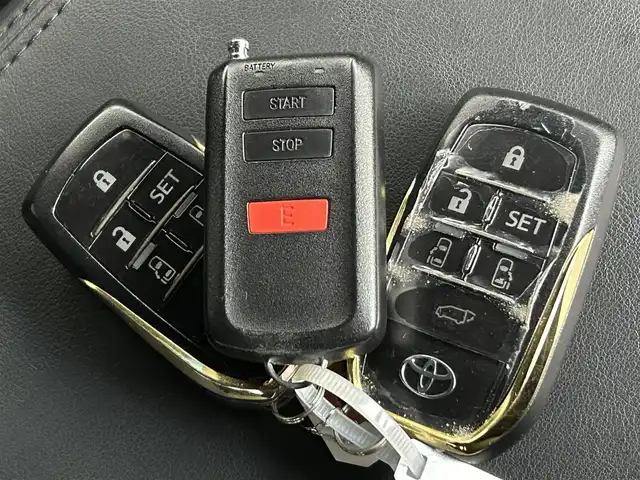トヨタ ヴェルファイア ハイブリット Z ゴールデンアイズ 道央・札幌 2020(令2)年 6.8万km バーニングブラッククリスタルシャインガラスフレーク ・４WD/・モデリスタエアロ/・ディスプレイオーディオ/　ナビTVキット/CD/DVDデッキ/　BT/USB/Miracast/・バックカメラ/・前後ドライブレコーダー/・ビルトインETC/・トヨタセーフティセンス/・プリクラッシュセーフティ/・レーダークルーズコントロール/・レーンディパーチャーアラート/・クリアランスソナー/・オートハイビーム/・PKSB/・RSA/・両側パワースライドドア/・パワーバックドア/・ハーフレザーシート/・LEDヘッドライト/・フォグライト/・オートライト/・プッシュスタート/・スマートキー/・純正エンジンスターター/・純正フロアマット/・ドアバイザー