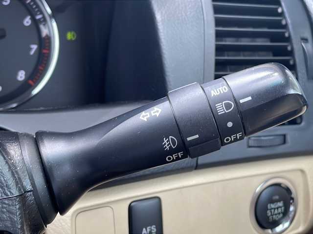 トヨタ マークＸ 300Gプレミアム 高知県 2006(平18)年 4.5万km クールホワイトパールクリスタルシャイン 純正ナビ/(CD/MD/AM/FM)/バックカメラ/ビルトインETC/前後ドライブレコーダー/レザーシート/パワーシート/シートヒーター/社外18インチアルミホイール/アダプティブフロントライティングシステム/オートライト/キセノンヘッドライト/フォグランプ/純正フロアマット/純正ドアバイザー/プッシュスタート/スマートキー/スペアキー/MTモード付AT/後席サンシェード/スペアタイヤ/電動格納ミラー