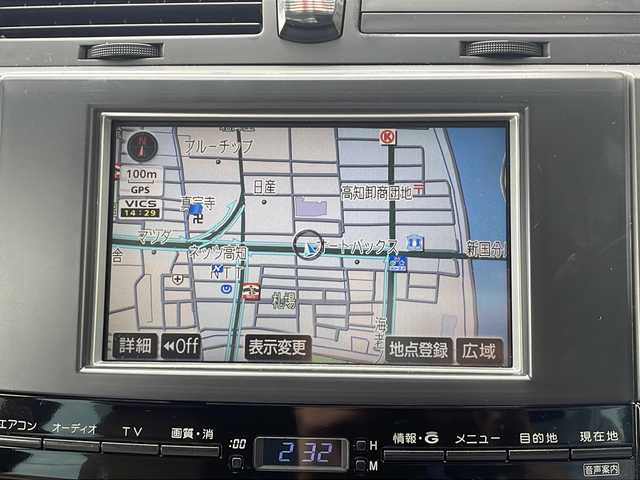 トヨタ マークＸ 300Gプレミアム 高知県 2006(平18)年 4.5万km クールホワイトパールクリスタルシャイン 純正ナビ/(CD/MD/AM/FM)/バックカメラ/ビルトインETC/前後ドライブレコーダー/レザーシート/パワーシート/シートヒーター/社外18インチアルミホイール/アダプティブフロントライティングシステム/オートライト/キセノンヘッドライト/フォグランプ/純正フロアマット/純正ドアバイザー/プッシュスタート/スマートキー/スペアキー/MTモード付AT/後席サンシェード/スペアタイヤ/電動格納ミラー