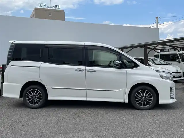 トヨタ ヴォクシー ZS 煌 福島県 2015(平27)年 10.9万km ホワイトパールクリスタルシャイン ４ＷＤ/純正ナビ/・ＣＤ/・ＤＶＤ/・フルセグＴＶ/・Ｂｌｕｅｔｏｏｔｈ/バックカメラ/フリップダウンモニター/両側パワースライドドア/ビルトインＥＴＣ/アイドリングストップ/ドアバイザー/プッシュスタート（スペアキー有）