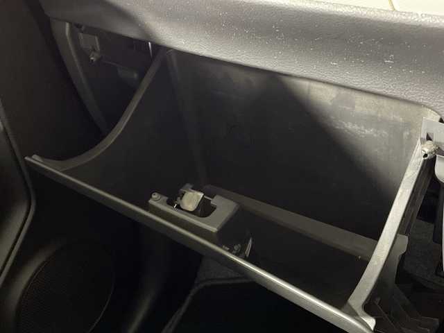 スズキ アルト L 福岡県 2016(平28)年 3.8万km シルキーシルバーメタリック アイドリングストップ/社外オーディオ/AUX接続/FM/AM/CD再生/シートヒーター/純正フロアマット/電動格納ミラー/オートライト/盗難防止装置/横滑り防止装置/純正ドアバイザー