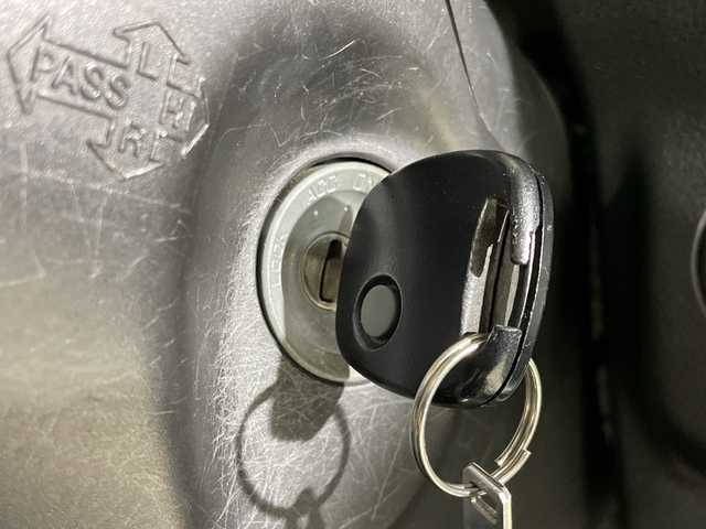 スズキ アルト L 福岡県 2016(平28)年 3.8万km シルキーシルバーメタリック アイドリングストップ/社外オーディオ/AUX接続/FM/AM/CD再生/シートヒーター/純正フロアマット/電動格納ミラー/オートライト/盗難防止装置/横滑り防止装置/純正ドアバイザー