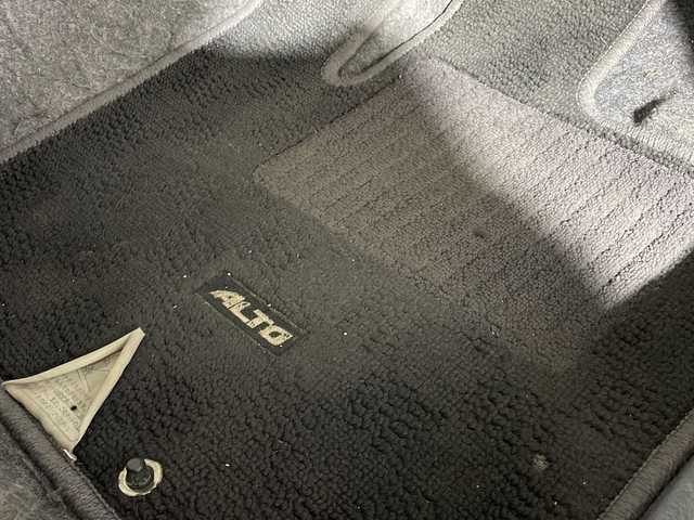 スズキ アルト L 福岡県 2016(平28)年 3.8万km シルキーシルバーメタリック アイドリングストップ/社外オーディオ/AUX接続/FM/AM/CD再生/シートヒーター/純正フロアマット/電動格納ミラー/オートライト/盗難防止装置/横滑り防止装置/純正ドアバイザー