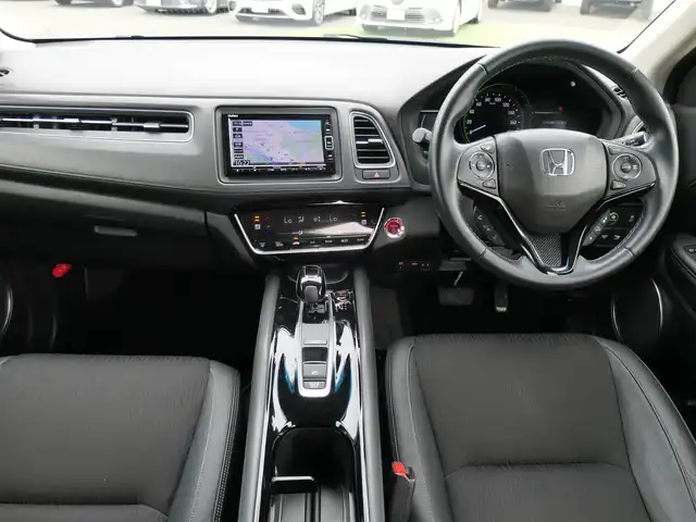 ホンダ ヴェゼル ハイブリッド Z ホンダセンシング 千葉県 2020(令2)年 5.1万km プラチナホワイトパール ホンダセンシング/・衝突軽減ブレーキ（CMBS）/・車線維持支援システム（LKAS）/・アダプティブクルーズコントロール（ACC）/・後方誤発進抑制機能/・誤発進抑制機能/純正メモリーナビ/地デジTV/【DVD/CD再生機能　Bluetooth接続】/バックカメラ/リバース連動ドアミラー（左）/ドライブレコーダー（前後撮影）/革巻きステアリング/ステアリングスイッチ/パドルシフト/ハーフレザーシート/前席シートヒーター/ETC/LEDヘッドライト/フォグライト/ウインカーミラー/純正17インチアルミホイル/サイド/カーテンエアバッグ/Honda スマートキー