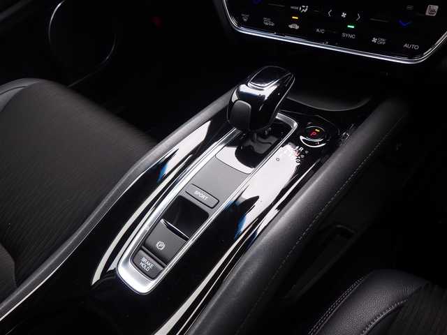ホンダ ヴェゼル ハイブリッド Z ホンダセンシング 千葉県 2020(令2)年 5.1万km プラチナホワイトパール ホンダセンシング/・衝突軽減ブレーキ（CMBS）/・車線維持支援システム（LKAS）/・アダプティブクルーズコントロール（ACC）/・後方誤発進抑制機能/・誤発進抑制機能/純正メモリーナビ/地デジTV/【DVD/CD再生機能　Bluetooth接続】/バックカメラ/リバース連動ドアミラー（左）/ドライブレコーダー（前後撮影）/革巻きステアリング/ステアリングスイッチ/パドルシフト/ハーフレザーシート/前席シートヒーター/ETC/LEDヘッドライト/フォグライト/ウインカーミラー/純正17インチアルミホイル/サイド/カーテンエアバッグ/Honda スマートキー
