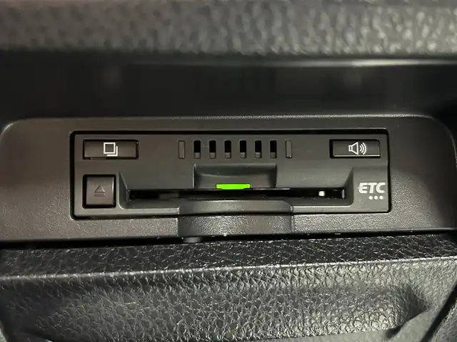 トヨタ エスクァイア Gi ブラックテーラード 大阪府 2016(平28)年 3.5万km ホワイトパールクリスタルシャイン 純正大型９インチナビ　Bluetooth　CD・DVD再生　バックカメラ　レーンキープアシスト　プッシュスタート　衝突軽減　アイドリングストップ　ビルトインＥＴＣ　両側電動ドア　ヒートシーター　レザーシート　リアオートエアコン　スマートキー　オートライト　純正ＡＷ　前後ドラレコ