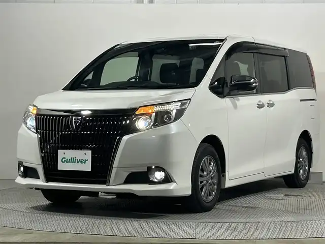 トヨタ エスクァイア Gi ブラックテーラード 大阪府 2016(平28)年 3.5万km ホワイトパールクリスタルシャイン 純正大型９インチナビ　Bluetooth　CD・DVD再生　バックカメラ　レーンキープアシスト　プッシュスタート　衝突軽減　アイドリングストップ　ビルトインＥＴＣ　両側電動ドア　ヒートシーター　レザーシート　リアオートエアコン　スマートキー　オートライト　純正ＡＷ　前後ドラレコ