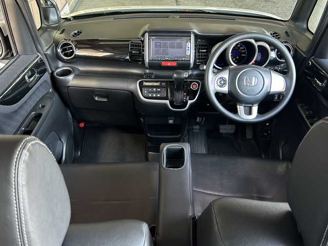 ホンダ Ｎ ＢＯＸ カスタム G SSパッケージ 静岡県 2015(平27)年 8.6万km プレミアムホワイト 純正メモリナビ/・CD/・DVD/・AM/・FM/主要装備/・両側パワスラ/・衝突軽減/・横滑り防止装置/・バックカメラ/・ETC/・ステリモ/・レザー調シートカバー/・キセノンヘッドライト/・オートライト/・スマートキー/・プッシュスタート/・カーテンエアバック/・純正フロアマット/・純正アルミホイール