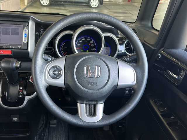 ホンダ Ｎ ＢＯＸ カスタム G SSパッケージ 静岡県 2015(平27)年 8.6万km プレミアムホワイト 純正メモリナビ/・CD/・DVD/・AM/・FM/主要装備/・両側パワスラ/・衝突軽減/・横滑り防止装置/・バックカメラ/・ETC/・ステリモ/・レザー調シートカバー/・キセノンヘッドライト/・オートライト/・スマートキー/・プッシュスタート/・カーテンエアバック/・純正フロアマット/・純正アルミホイール