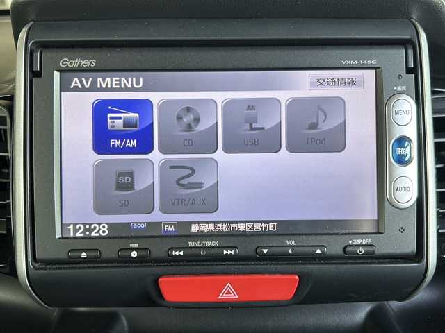 ホンダ Ｎ ＢＯＸ カスタム G SSパッケージ 静岡県 2015(平27)年 8.6万km プレミアムホワイト 純正メモリナビ/・CD/・DVD/・AM/・FM/主要装備/・両側パワスラ/・衝突軽減/・横滑り防止装置/・バックカメラ/・ETC/・ステリモ/・レザー調シートカバー/・キセノンヘッドライト/・オートライト/・スマートキー/・プッシュスタート/・カーテンエアバック/・純正フロアマット/・純正アルミホイール