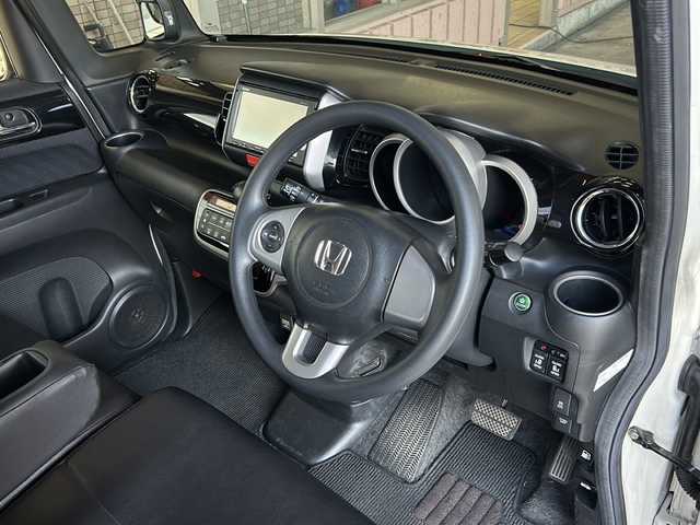 ホンダ Ｎ ＢＯＸ カスタム G SSパッケージ 静岡県 2015(平27)年 8.6万km プレミアムホワイト 純正メモリナビ/・CD/・DVD/・AM/・FM/主要装備/・両側パワスラ/・衝突軽減/・横滑り防止装置/・バックカメラ/・ETC/・ステリモ/・レザー調シートカバー/・キセノンヘッドライト/・オートライト/・スマートキー/・プッシュスタート/・カーテンエアバック/・純正フロアマット/・純正アルミホイール