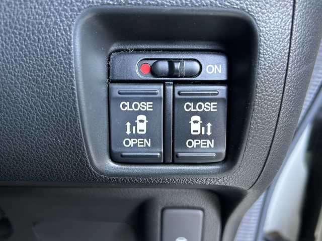 ホンダ Ｎ ＢＯＸ カスタム G SSパッケージ 静岡県 2015(平27)年 8.6万km プレミアムホワイト 純正メモリナビ/・CD/・DVD/・AM/・FM/主要装備/・両側パワスラ/・衝突軽減/・横滑り防止装置/・バックカメラ/・ETC/・ステリモ/・レザー調シートカバー/・キセノンヘッドライト/・オートライト/・スマートキー/・プッシュスタート/・カーテンエアバック/・純正フロアマット/・純正アルミホイール