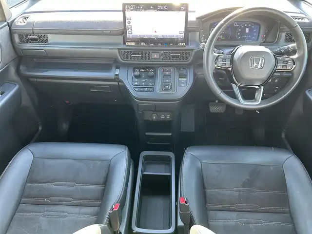 ホンダ ステップワゴン スパーダ eHEV プレミアムライン 埼玉県 2025(令7)年 1.2万km プラチナホワイトパール 純正ナビ（Ｂｌｕｅｔｏｏｔｈ、ＣＤ、ＤＶＤ、フルセグＴＶ）/全方位カメラ/ビルトインＥＴＣ/前後ドラレコ/ＵＳＢ入力端子/シートヒーター（二列目まで）/両側パワスラ/クリアランスソナー/電動リアゲート/追従走行有クルコン/スペアキー1本/ワンオーナー/保証書/取扱説明書/ナビ取扱説明書/純正フロアマット/ハーフレザーシート/純正アルミホイール/LEDヘッドライト
