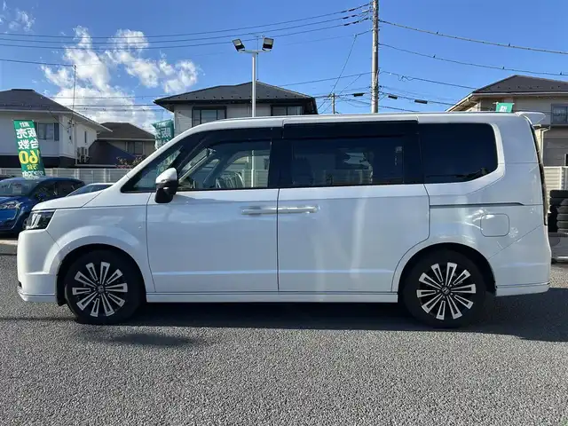 ホンダ ステップワゴン スパーダ eHEV プレミアムライン 埼玉県 2025(令7)年 1.2万km プラチナホワイトパール 純正ナビ（Ｂｌｕｅｔｏｏｔｈ、ＣＤ、ＤＶＤ、フルセグＴＶ）/全方位カメラ/ビルトインＥＴＣ/前後ドラレコ/ＵＳＢ入力端子/シートヒーター（二列目まで）/両側パワスラ/クリアランスソナー/電動リアゲート/追従走行有クルコン/スペアキー1本/ワンオーナー/保証書/取扱説明書/ナビ取扱説明書/純正フロアマット/ハーフレザーシート/純正アルミホイール/LEDヘッドライト