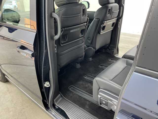 ホンダ ステップワゴン スパーダ eHEV 兵庫県 2022(令4)年 5.9万km ミッドナイトブルービームM ・純正１１．４インチナビ（LXM-237VFLi）/CD/DVD/Bluetooth/SD/USB/TV/Apple CarPlay/Android Auto/・バックカメラ/・ビルトインETC/・Honda　SENSING/・衝突軽減ブレーキ/・誤発進抑制機能/・後方誤発進抑制機能/・近距離衝突軽減ブレーキ/・歩行者事故低減ステアリング/・路外逸脱抑制機能/・アダプティブクルーズコントロール/・車線維持支援システム/・トラフィックジャムアシスト/・先行車発進お知らせ機能/・標識認識機能/・オートハイビーム/・アダプティブドライビングビーム/・ブラインドスポットインフォメーション/・両側パワースライドドア/・パワーテールゲート(メモリー機能付)/・ハーフレザー/・前席シートヒーター/・パドルシフト/・ＬＥＤヘッドライト/・ＬＥＤフォグランプ/・前後ドライブレコーダー/・スマートキー