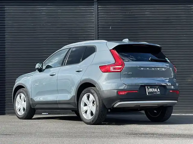 ボルボ ＸＣ４０ T4 モメンタム 山梨県 2020(令2)年 2.3万km グレー ワンオーナー/純正HDDナビ/フルセグ/全周囲カメラ/AppleCarPlay/AndoridAuto/レーダークルーズコントロール/レーンキピングアイド/BLIS/パワーバックドア/フットオープナー/ベージュハーフレザーシート/D席パワーシート/前席シートヒーター/ヒーテッドステアリング/前後ドライブレコーダー/ETC/オートハイビーム/オートライト/LEDヘッドライト/オートホールド