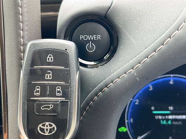 トヨタ アルファードハイブリット エグゼクティブ ラウンジ 岐阜県 2023(令5)年 4.8万km ホワイトパールクリスタルシャイン 純正メモリーナビ　/全周囲カメラ　/純正後席モニター　/４ＷＤ　/ガラスルーフ　/クルーズコントロール追従走行あり/ＷＡＣ　/純正ＥＴＣ２．０　/パワーシート全席　/フルセグテレビ　/オートライト　/ドライブレコーダー前後　/３列シート/プッシュスタート/100V電源/スマートキー/Blue tooth接続/USB入力端子/電動リアゲート/電動格納サードシート/純正フロアマット/レザーシート/シートヒーター全席/エアシート全席/両側パワースライドドア/純正アルミホイール/ABS/横滑り防止装置/コーナーセンサー前後/レーンキープアシスト/盗難防止装置/オートマチックハイビーム/LEDヘッドライト/エアバッグW/衝突被害軽減システム/カーテンエアバッグ/電子インナーミラー