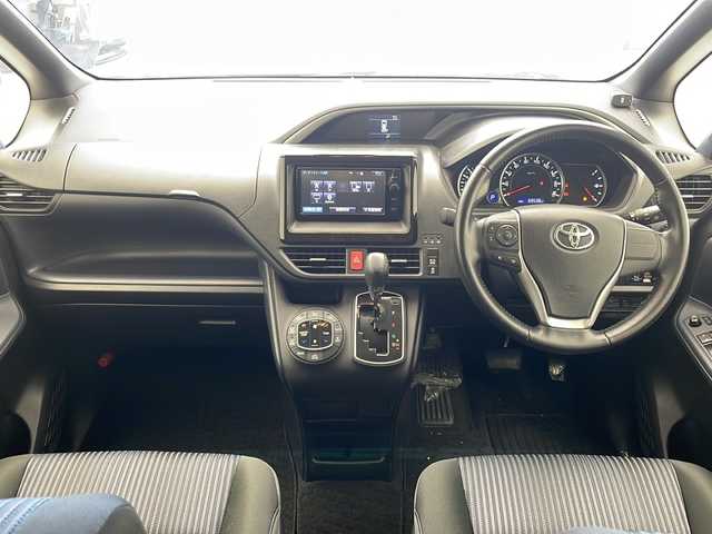 トヨタ ヴォクシー ZS 煌 沖縄県 2016(平28)年 7万km ブラック 純正ナビ(NSZT-W64T)/(Bluetooth/フルセグTV/CD/DVD)/バックカメラ/フリップダウンモニター/両側パワースライドドア/ETC/トヨタセーフティセンス/スマートキー/オートライト/オートマチックハイビーム/アイドリングストップ/純正アルミホイール/LEDヘッドライト