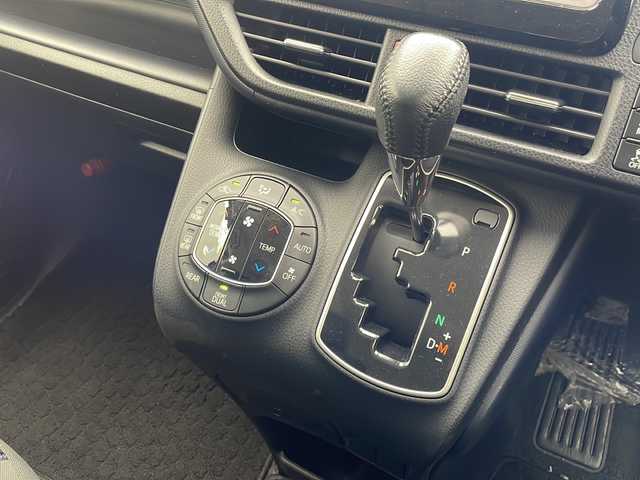 トヨタ ヴォクシー ZS 煌 沖縄県 2016(平28)年 7万km ブラック 純正ナビ(NSZT-W64T)/(Bluetooth/フルセグTV/CD/DVD)/バックカメラ/フリップダウンモニター/両側パワースライドドア/ETC/トヨタセーフティセンス/スマートキー/オートライト/オートマチックハイビーム/アイドリングストップ/純正アルミホイール/LEDヘッドライト
