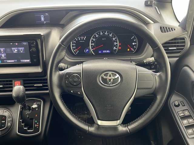 トヨタ ヴォクシー ZS 煌 沖縄県 2016(平28)年 7万km ブラック 純正ナビ(NSZT-W64T)/(Bluetooth/フルセグTV/CD/DVD)/バックカメラ/フリップダウンモニター/両側パワースライドドア/ETC/トヨタセーフティセンス/スマートキー/オートライト/オートマチックハイビーム/アイドリングストップ/純正アルミホイール/LEDヘッドライト