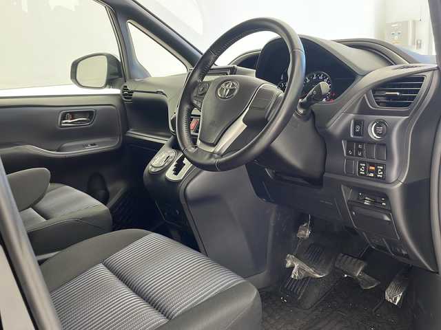 トヨタ ヴォクシー ZS 煌 沖縄県 2016(平28)年 7万km ブラック 純正ナビ(NSZT-W64T)/(Bluetooth/フルセグTV/CD/DVD)/バックカメラ/フリップダウンモニター/両側パワースライドドア/ETC/トヨタセーフティセンス/スマートキー/オートライト/オートマチックハイビーム/アイドリングストップ/純正アルミホイール/LEDヘッドライト
