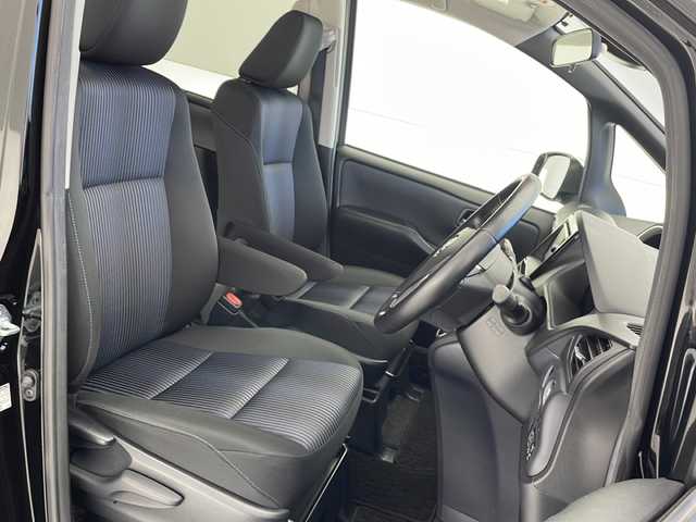トヨタ ヴォクシー ZS 煌 沖縄県 2016(平28)年 7万km ブラック 純正ナビ(NSZT-W64T)/(Bluetooth/フルセグTV/CD/DVD)/バックカメラ/フリップダウンモニター/両側パワースライドドア/ETC/トヨタセーフティセンス/スマートキー/オートライト/オートマチックハイビーム/アイドリングストップ/純正アルミホイール/LEDヘッドライト