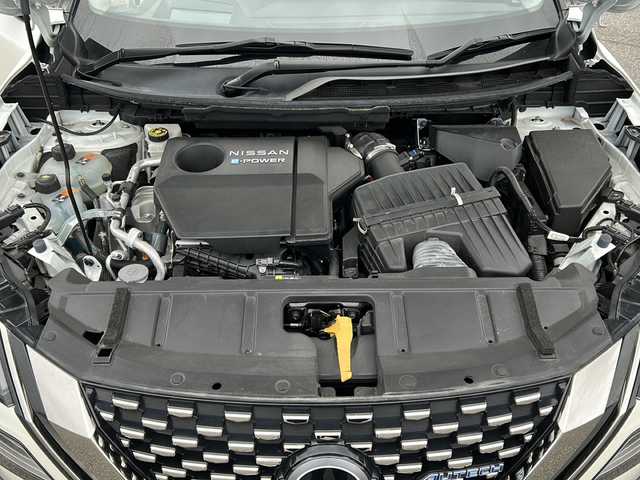 日産 エクストレイル オーテック e-4ORCE アドバンスドPKG 富山県 2023(令5)年 4.2万km ブリリアントホワイトパール 禁煙車/４ＷＤ/ワンオーナー/純正12.3インチディスプレイオーディオ/全方位カメラ/プロパイロット/レーダークルーズコントロール/レーンキープアシスト/衝突軽減ブレーキ/電動リアゲート/純正フロアマット/パワーシート/全席シートヒーター/純正アルミホイール/ETC2.0/オートライト/オートマチックハイビーム/電動格納ミラー/ハンドルウォーマー/保証書・記録簿/取扱説明書