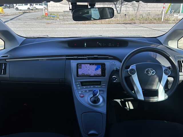 トヨタ プリウス S 石川県 2015(平27)年 13.1万km ホワイトパールクリスタルシャイン 純正メモリーナビゲーション/【FM/AM・SD・CD/DVD・Bluetooth】/・フルセグTV(TVキャンセラーあり)/・バックカメラ/ビルドインETC/前後ドライブレコーダー/ステアリングスイッチ/オートライト/フォグランプ/電格ミラー/ウィンカーミラー/純正フロアマット