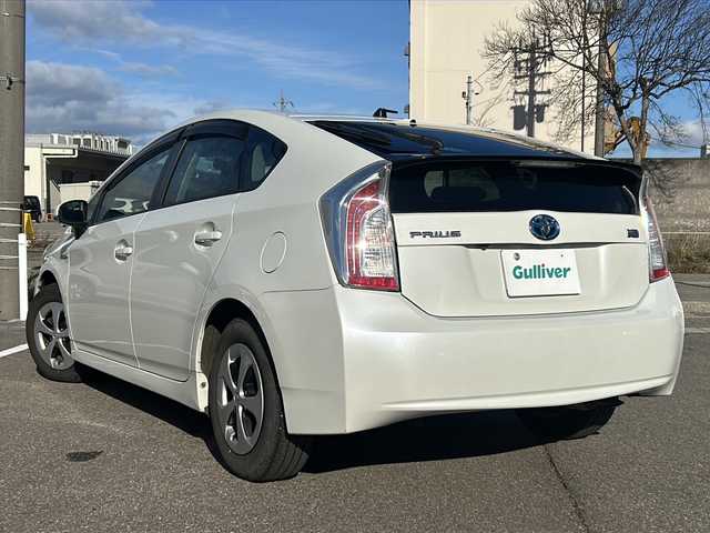 トヨタ プリウス S 石川県 2015(平27)年 13.1万km ホワイトパールクリスタルシャイン 純正メモリーナビゲーション/【FM/AM・SD・CD/DVD・Bluetooth】/・フルセグTV(TVキャンセラーあり)/・バックカメラ/ビルドインETC/前後ドライブレコーダー/ステアリングスイッチ/オートライト/フォグランプ/電格ミラー/ウィンカーミラー/純正フロアマット