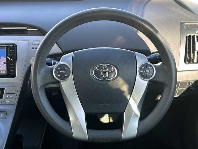 トヨタ プリウス S 石川県 2015(平27)年 13.1万km ホワイトパールクリスタルシャイン 純正メモリーナビゲーション/【FM/AM・SD・CD/DVD・Bluetooth】/・フルセグTV(TVキャンセラーあり)/・バックカメラ/ビルドインETC/前後ドライブレコーダー/ステアリングスイッチ/オートライト/フォグランプ/電格ミラー/ウィンカーミラー/純正フロアマット