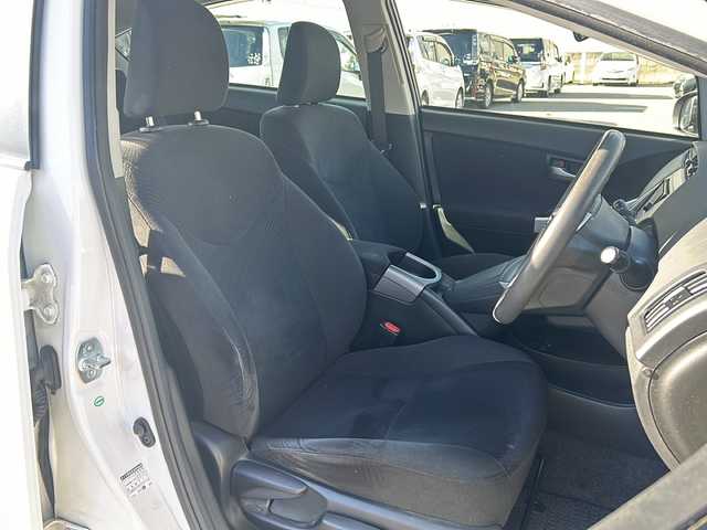 トヨタ プリウス S 石川県 2015(平27)年 13.1万km ホワイトパールクリスタルシャイン 純正メモリーナビゲーション/【FM/AM・SD・CD/DVD・Bluetooth】/・フルセグTV(TVキャンセラーあり)/・バックカメラ/ビルドインETC/前後ドライブレコーダー/ステアリングスイッチ/オートライト/フォグランプ/電格ミラー/ウィンカーミラー/純正フロアマット