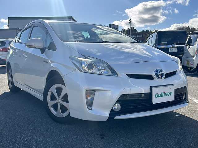 トヨタ プリウス S 石川県 2015(平27)年 13.1万km ホワイトパールクリスタルシャイン 純正メモリーナビゲーション/【FM/AM・SD・CD/DVD・Bluetooth】/・フルセグTV(TVキャンセラーあり)/・バックカメラ/ビルドインETC/前後ドライブレコーダー/ステアリングスイッチ/オートライト/フォグランプ/電格ミラー/ウィンカーミラー/純正フロアマット