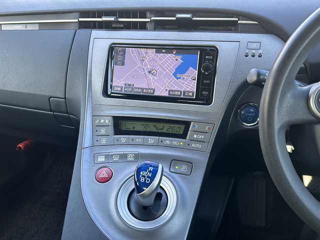 トヨタ プリウス S 石川県 2015(平27)年 13.1万km ホワイトパールクリスタルシャイン 純正メモリーナビゲーション/【FM/AM・SD・CD/DVD・Bluetooth】/・フルセグTV(TVキャンセラーあり)/・バックカメラ/ビルドインETC/前後ドライブレコーダー/ステアリングスイッチ/オートライト/フォグランプ/電格ミラー/ウィンカーミラー/純正フロアマット