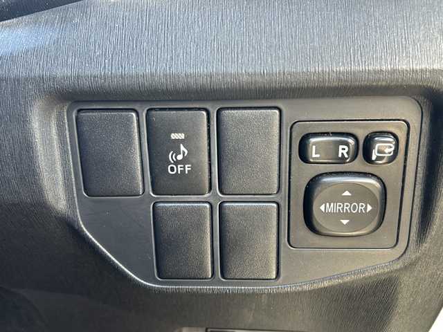 トヨタ プリウス S 石川県 2015(平27)年 13.1万km ホワイトパールクリスタルシャイン 純正メモリーナビゲーション/【FM/AM・SD・CD/DVD・Bluetooth】/・フルセグTV(TVキャンセラーあり)/・バックカメラ/ビルドインETC/前後ドライブレコーダー/ステアリングスイッチ/オートライト/フォグランプ/電格ミラー/ウィンカーミラー/純正フロアマット