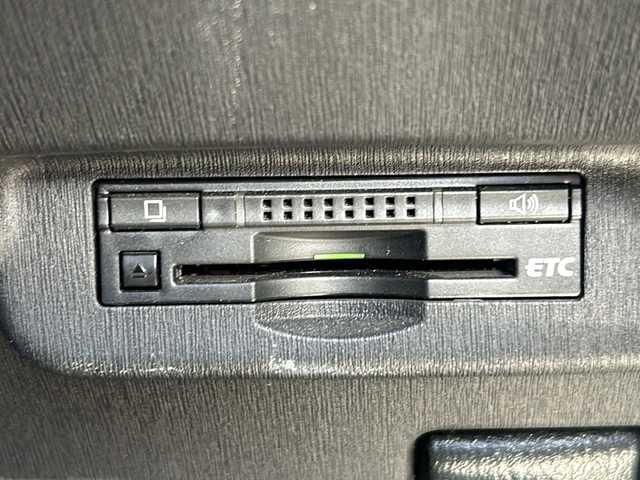 トヨタ プリウス S 石川県 2015(平27)年 13.1万km ホワイトパールクリスタルシャイン 純正メモリーナビゲーション/【FM/AM・SD・CD/DVD・Bluetooth】/・フルセグTV(TVキャンセラーあり)/・バックカメラ/ビルドインETC/前後ドライブレコーダー/ステアリングスイッチ/オートライト/フォグランプ/電格ミラー/ウィンカーミラー/純正フロアマット