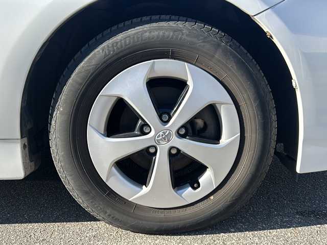 トヨタ プリウス S 石川県 2015(平27)年 13.1万km ホワイトパールクリスタルシャイン 純正メモリーナビゲーション/【FM/AM・SD・CD/DVD・Bluetooth】/・フルセグTV(TVキャンセラーあり)/・バックカメラ/ビルドインETC/前後ドライブレコーダー/ステアリングスイッチ/オートライト/フォグランプ/電格ミラー/ウィンカーミラー/純正フロアマット