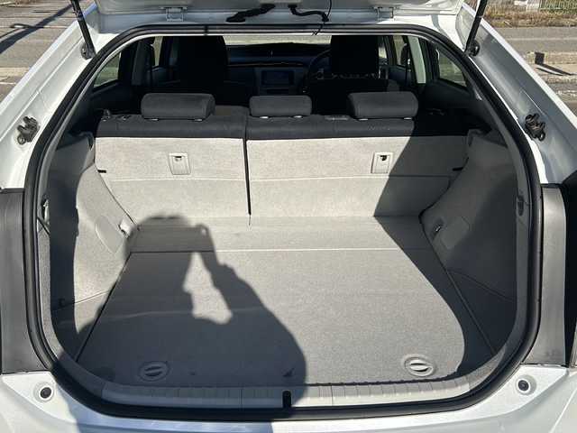 トヨタ プリウス S 石川県 2015(平27)年 13.1万km ホワイトパールクリスタルシャイン 純正メモリーナビゲーション/【FM/AM・SD・CD/DVD・Bluetooth】/・フルセグTV(TVキャンセラーあり)/・バックカメラ/ビルドインETC/前後ドライブレコーダー/ステアリングスイッチ/オートライト/フォグランプ/電格ミラー/ウィンカーミラー/純正フロアマット