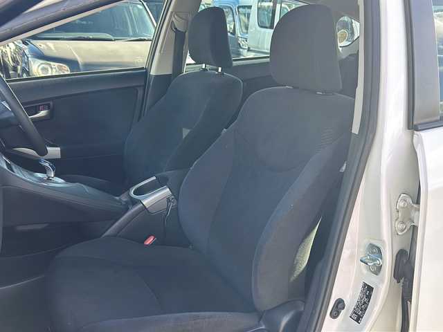 トヨタ プリウス S 石川県 2015(平27)年 13.1万km ホワイトパールクリスタルシャイン 純正メモリーナビゲーション/【FM/AM・SD・CD/DVD・Bluetooth】/・フルセグTV(TVキャンセラーあり)/・バックカメラ/ビルドインETC/前後ドライブレコーダー/ステアリングスイッチ/オートライト/フォグランプ/電格ミラー/ウィンカーミラー/純正フロアマット