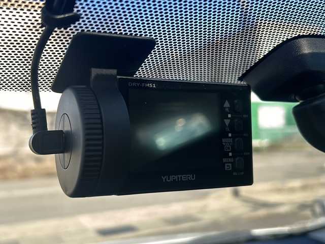 トヨタ プリウス S 石川県 2015(平27)年 13.1万km ホワイトパールクリスタルシャイン 純正メモリーナビゲーション/【FM/AM・SD・CD/DVD・Bluetooth】/・フルセグTV(TVキャンセラーあり)/・バックカメラ/ビルドインETC/前後ドライブレコーダー/ステアリングスイッチ/オートライト/フォグランプ/電格ミラー/ウィンカーミラー/純正フロアマット