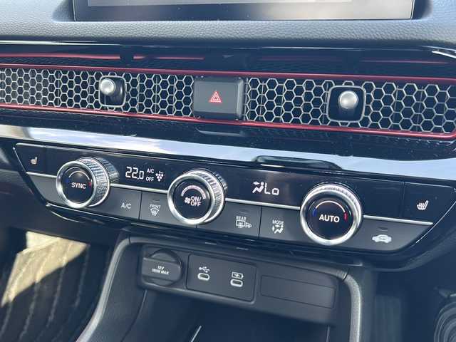 ホンダ シビック RS 大阪府 2024(令6)年 0.1万km プラチナホワイトパール ＢＯＳＥ　９型ディスプレイオーディオ　Ｂｌｕｅｔｏｏｔｈ　衝突軽減　レーダークルーズコントロール　パワーシート　シートヒーター　ＢＳＭ　前後ドラレコ　ビルドインＥＴＣ２．０　バックカメラ　置くだけ充電　純正オーディオ　純正フロアマット　純正ホイール　電格ミラー　プッシュスタート　オートライト　オートワイパー　スマートキー　スペアキー1　