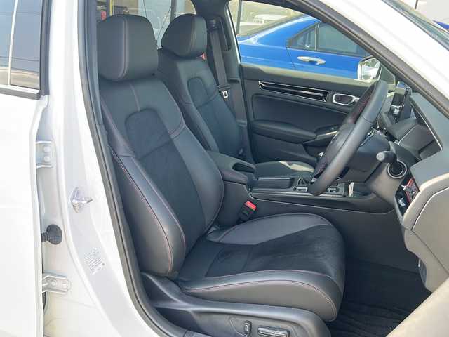 ホンダ シビック RS 大阪府 2024(令6)年 0.1万km プラチナホワイトパール ＢＯＳＥ　９型ディスプレイオーディオ　Ｂｌｕｅｔｏｏｔｈ　衝突軽減　レーダークルーズコントロール　パワーシート　シートヒーター　ＢＳＭ　前後ドラレコ　ビルドインＥＴＣ２．０　バックカメラ　置くだけ充電　純正オーディオ　純正フロアマット　純正ホイール　電格ミラー　プッシュスタート　オートライト　オートワイパー　スマートキー　スペアキー1　